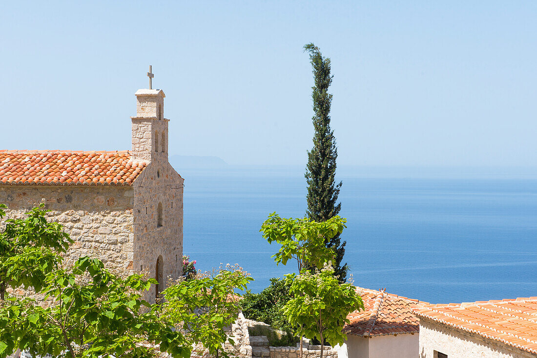 St. Athanassios-Kirche in Dhermi, Dorf an der Ionischen Küste, angelehnt an das Ceraunische Gebirge, Albanien, Europa