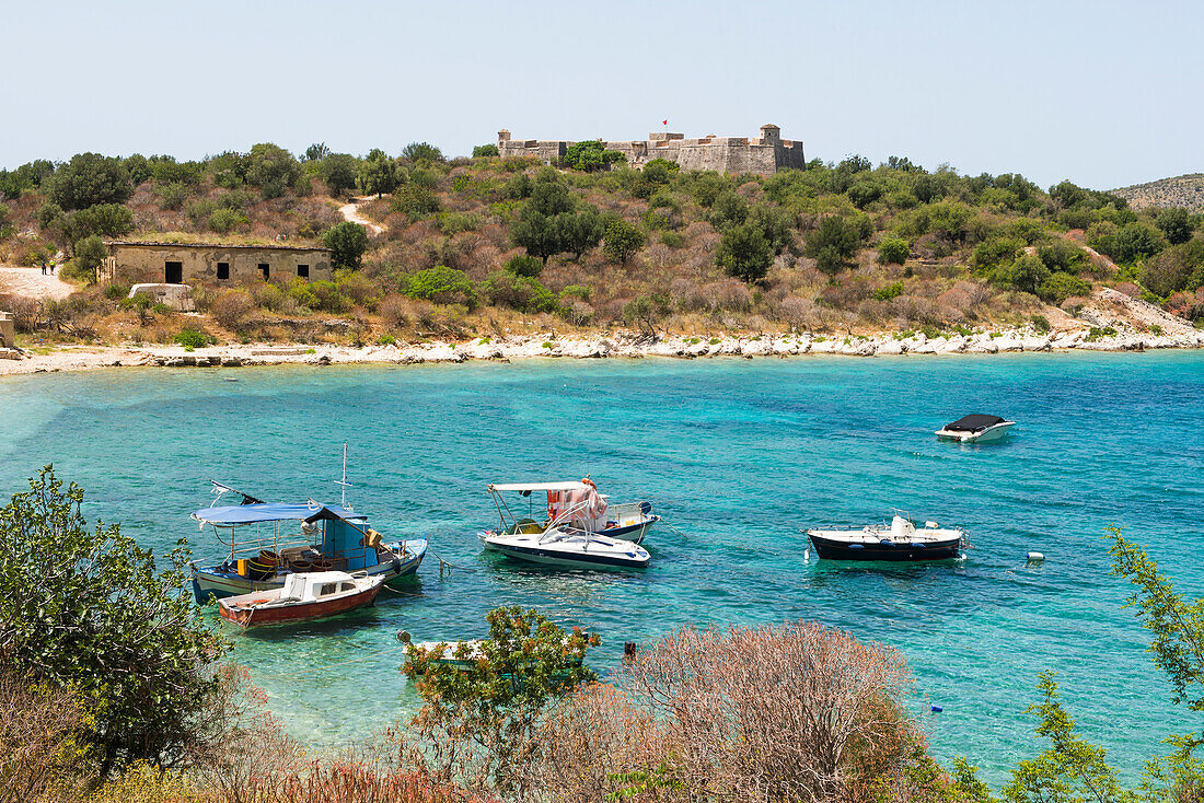 Ali Pasha Tepelena Festung mit Blick auf den kleinen Hafen von Porto Palermo, Ionische Küste, Albanien, Europa