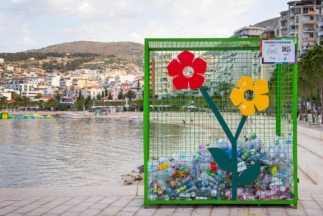 Recycling von Plastik- und Metallflaschen, Saranda, Hafenstadt und Badeort in der Kakome-Bucht, Küste des Ionischen Meeres, Südalbanien, Europa