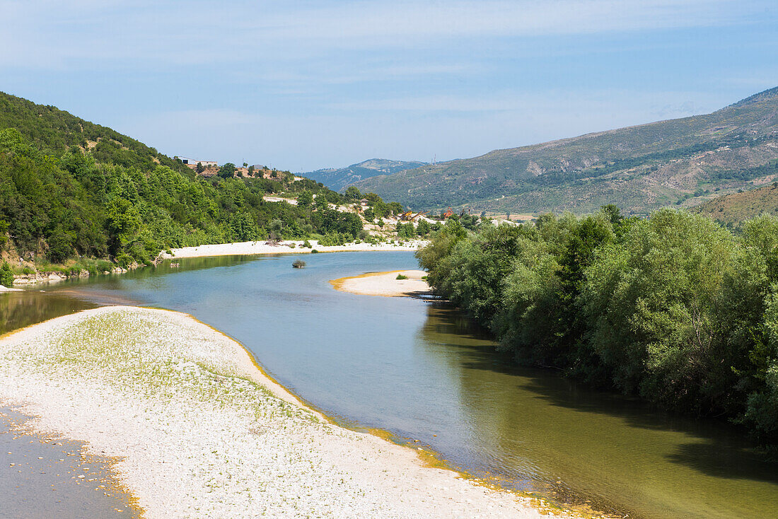 Fluss Vjosa, in der Nähe von Tepelen, Albanien, Europa