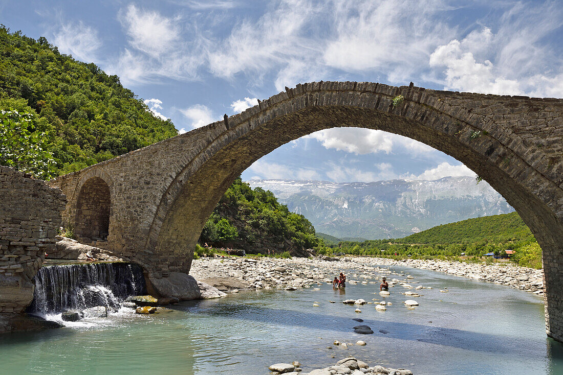 Osmanische Brücke und heiße Quellen in der Langarice-Schlucht, Fluss Vjosa (Vjose), Albanien, Europa