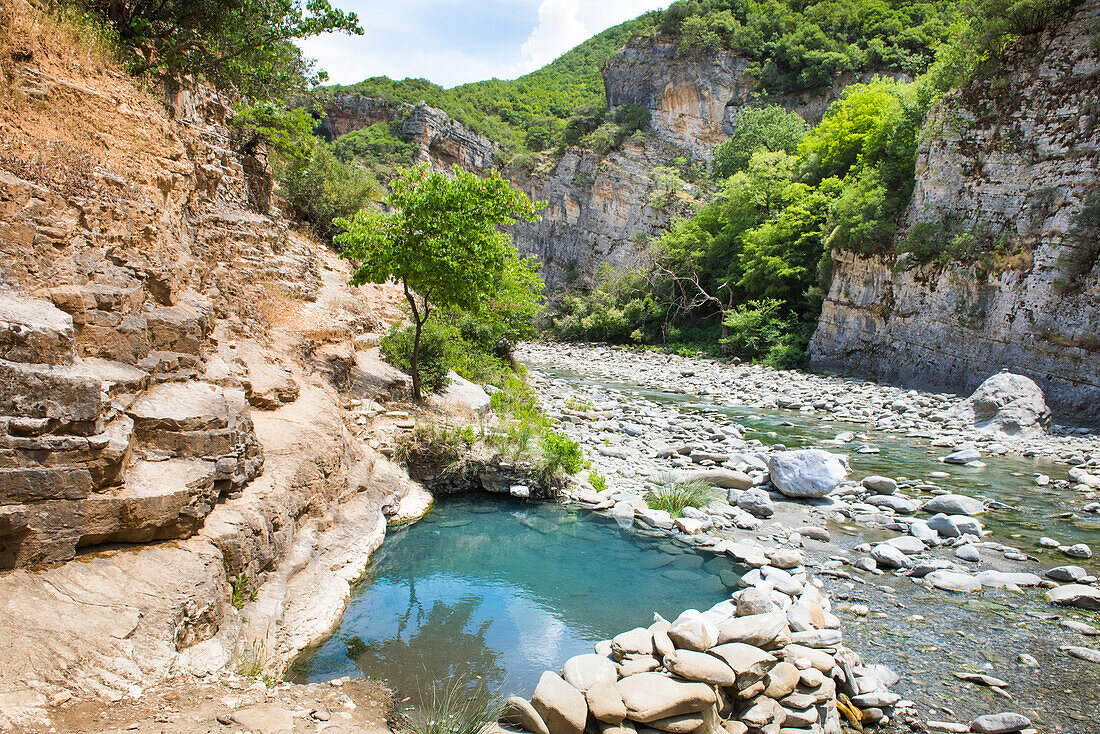 Heiße Quellen in der Langarice-Schlucht, Fluss Vjosa (Vjose), Albanien, Europa