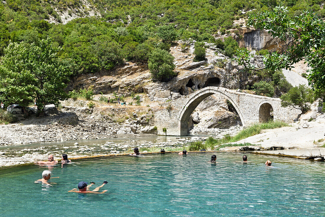 Osmanische Brücke und heiße Quellen in der Langarice-Schlucht, Fluss Vjosa (Vjose), Albanien, Europa