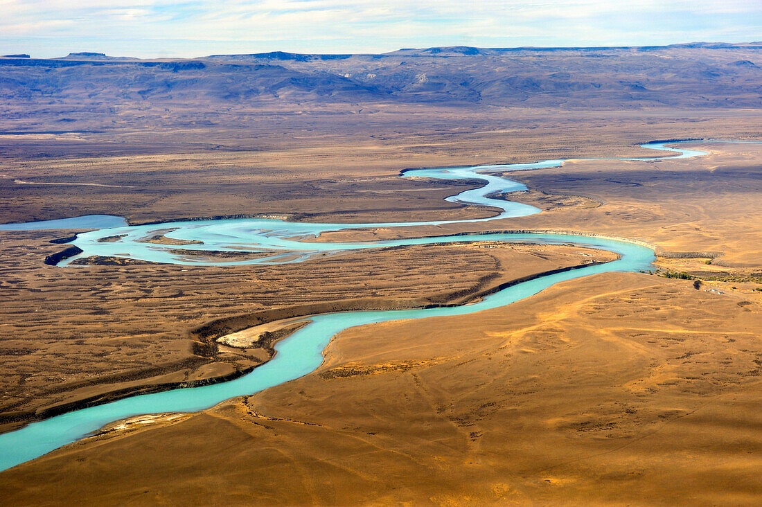 Luftaufnahme des Santa Cruz Flusses bei El Calafate, Patagonien, Argentinien, Südamerika