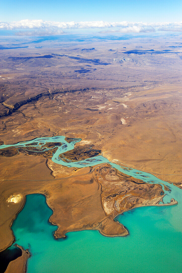 Luftaufnahme des Santa Cruz Flusses bei El Calafate, Patagonien, Argentinien, Südamerika