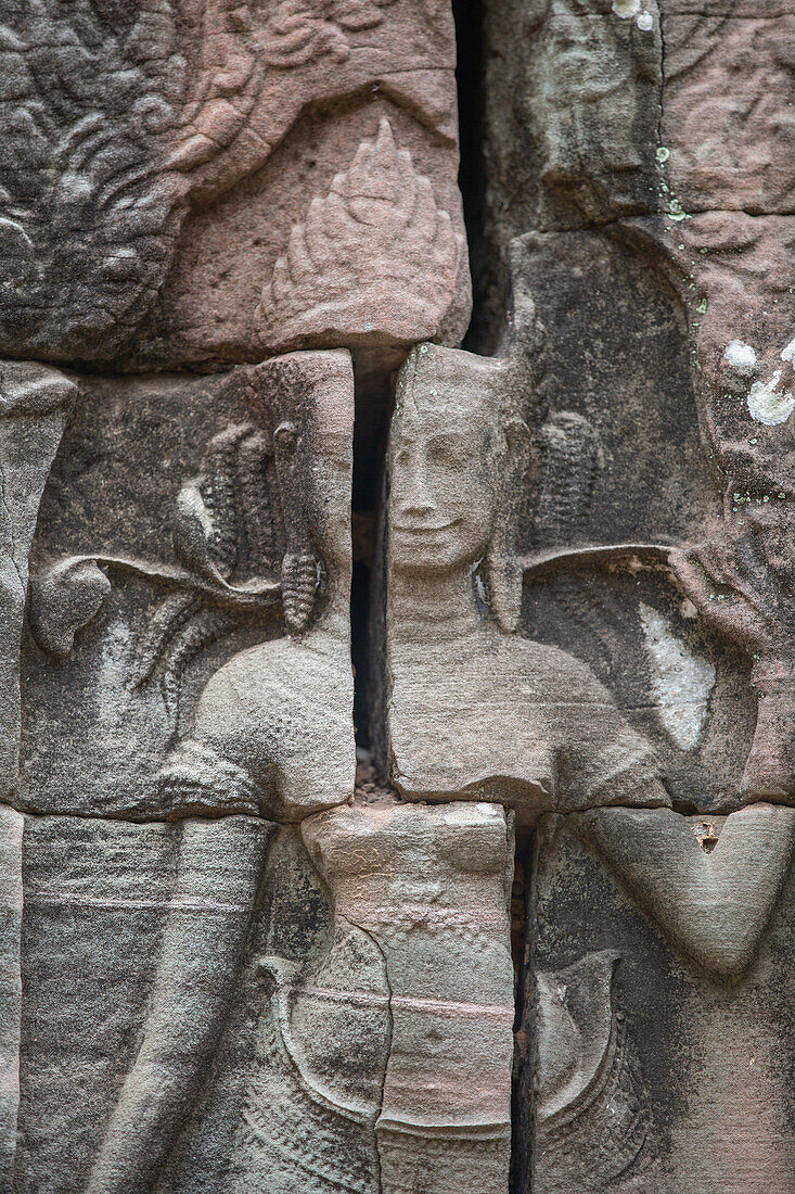 Detail of the carved facade at one of the temples in Angkor Wat complex, UNESCO World Heritage Site, Cambodia, Indochina, Southeast Asia, Asia