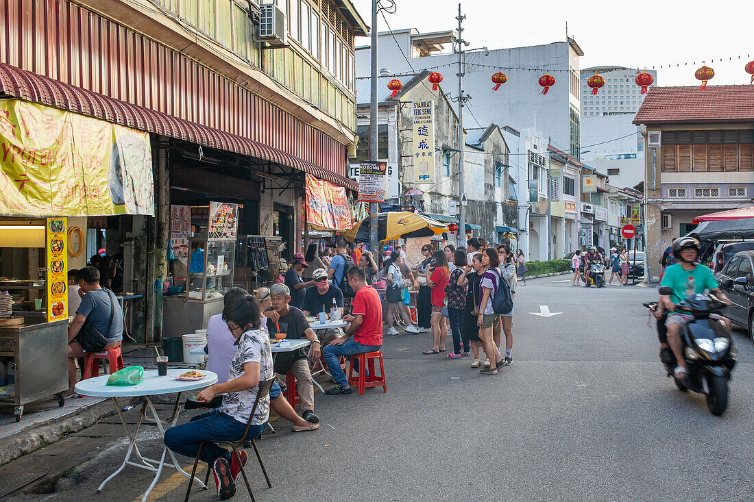 Nicht identifizierte Personen in der Kimberley Street in George Town, Penang, Malaysia, Südostasien, Asien