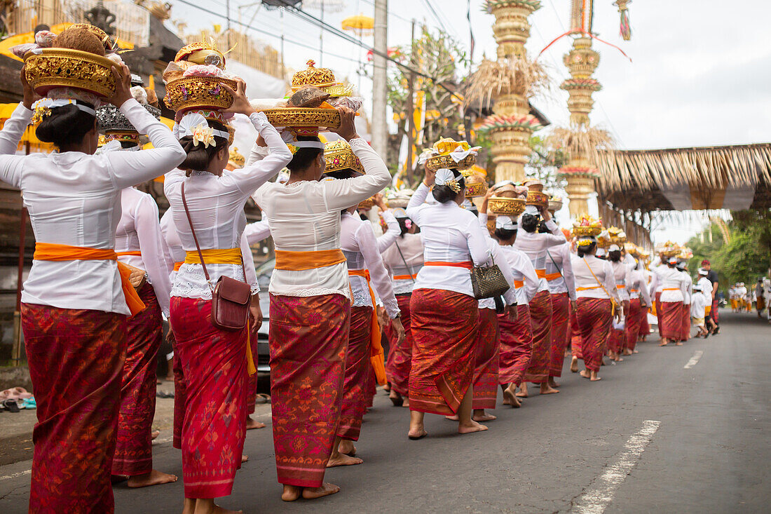 Traditional ceremony at a temple in Bali, Indonesia, Southeast Asia, Asia