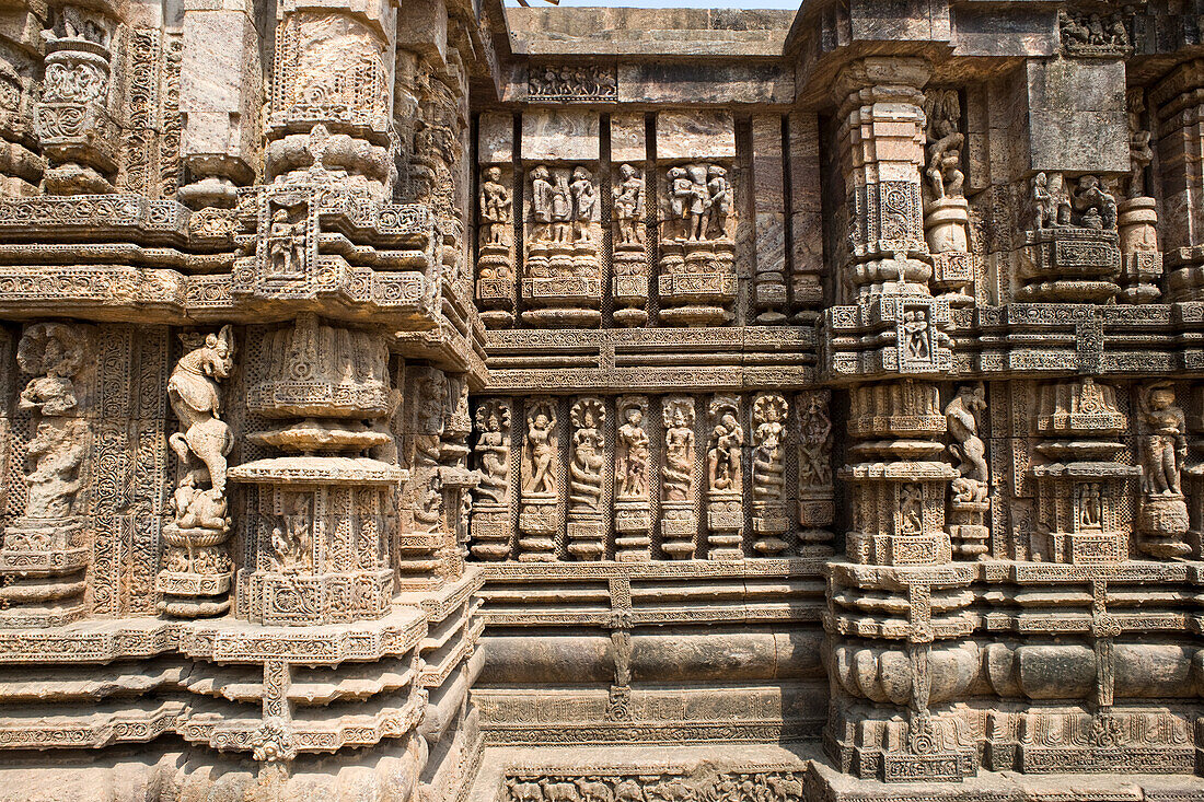 Der Sonnentempel aus der Mitte des 13. Jahrhunderts, der dem hinduistischen Sonnengott Surya geweiht ist und als zwölfrädriger, von sieben Pferden gezogener Streitwagen konstruiert wurde, UNESCO-Weltkulturerbe, Konarak, Bezirk Puri, Odisha, Indien, Asien