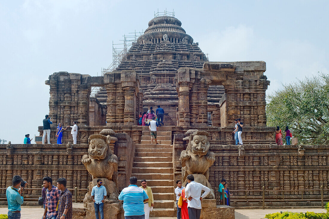 Der Sonnentempel aus der Mitte des 13. Jahrhunderts, der dem hinduistischen Sonnengott Surya geweiht ist und als zwölfrädriger, von sieben Pferden gezogener Wagen konstruiert wurde, UNESCO-Weltkulturerbe, Konarak, Puri District, Odisha, Indien, Asien