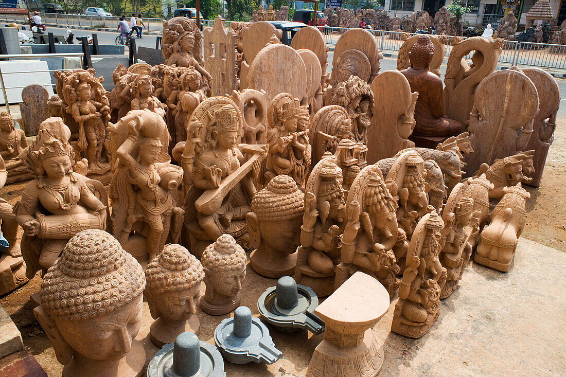 Statuen von Hindu-Gottheiten vor einem Geschäft eines Straßenhändlers in Bhubaneswar, Odisha, Indien, Asien