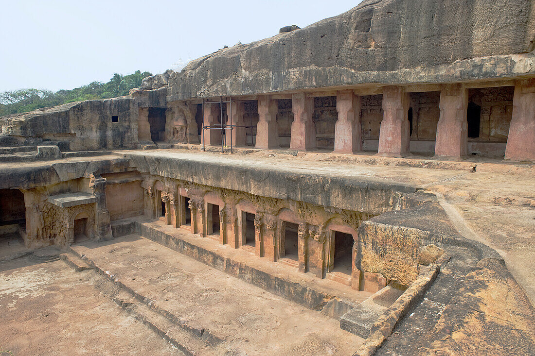 Mönchszellen in den Felsen der Udayagiri- und Khandagiri-Höhlen, die auf über 100 Jahre v. Chr. zurückgehen und als religiöse Zufluchtsorte für Jain-Anhänger in den Hang gehauen wurden, Bhubaneswar, Odisha, Indien, Asien