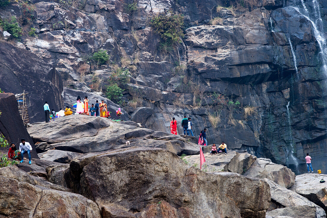 Einheimische Stammesfrauen versammeln sich in der Nähe des 322 Fuß hohen Hundru-Wasserfalls, um Shiva, das höchste Wesen im hinduistischen Shaivismus, zu feiern und Gesundheit und Kraft für ihre Männer zu erflehen, Ranchi, Jharkhand, Indien, Asien