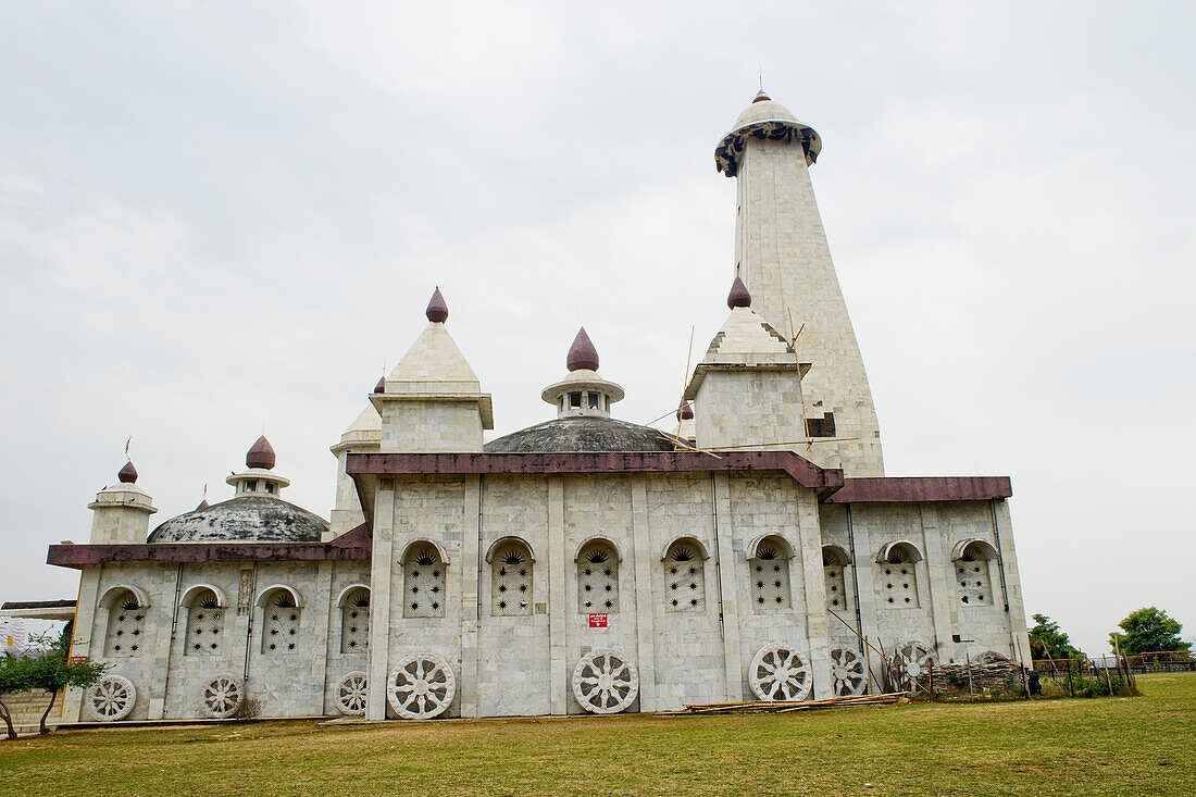 Der der hinduistischen Sonnengottheit Surya geweihte Sonnentempel, erbaut 1991, in Form eines von sieben weißen Pferden gezogenen 18-rädrigen Streitwagens, außerhalb von Bundu, Ranchi, Jharkhand, Indien, Asien