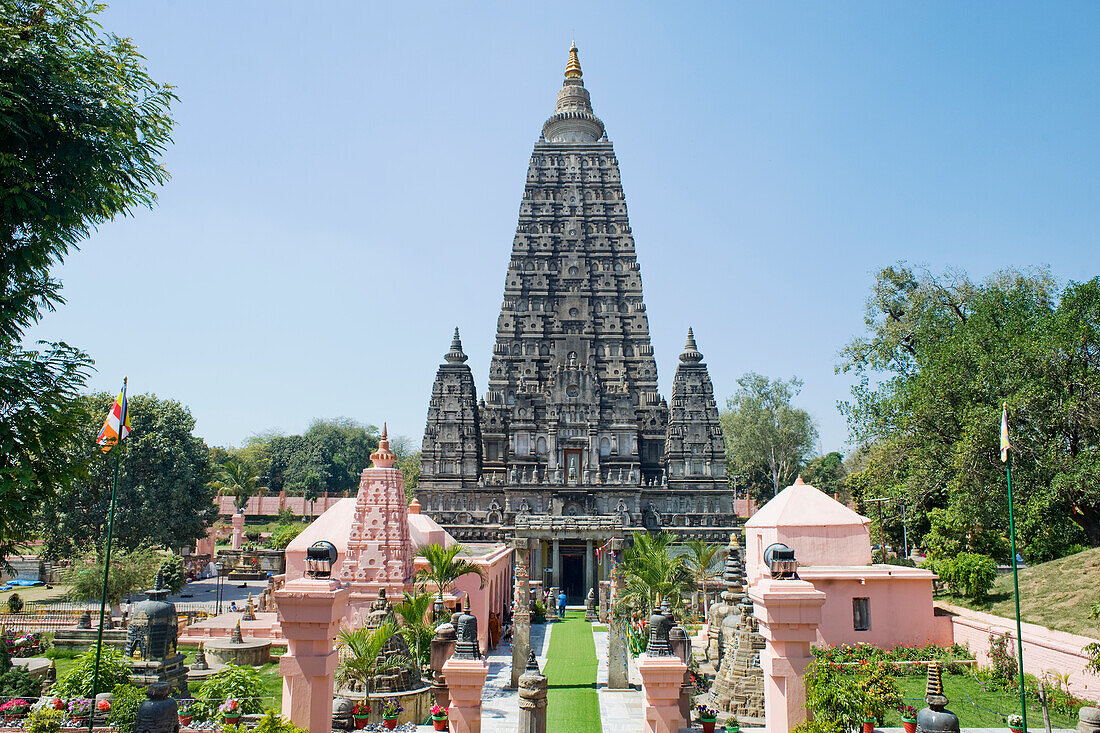 The grounds surrounding the Buddhist Mahabodhi Mahabihara Temple originally erected around 260 BCE where Gautama Buddha attained enlightenment and formulated his teachings, Bodh Gaya, UNESCO World Heritage Site, Bihar, India, Asia