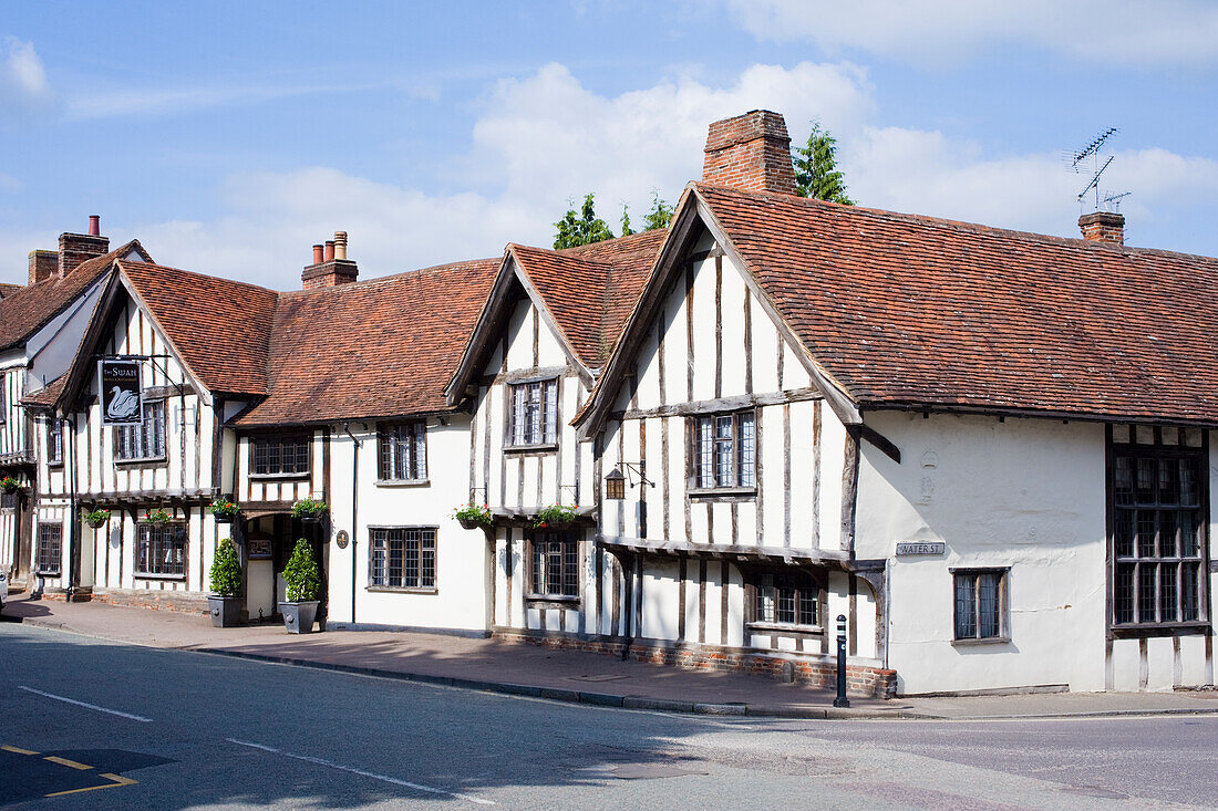 Das berühmte Swan Inn in der High Street dieser mittelalterlichen Wollstadt mit Fachwerkhäusern, die größtenteils aus dem 15. Jahrhundert stammen, Lavenham, Suffolk, England, Vereinigtes Königreich, Europa