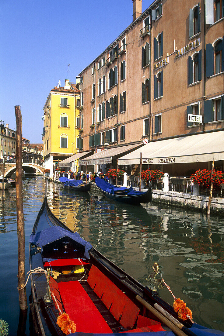 Small canal beside the Piazzale Roma in Santa Croce district, Venice, UNESCO World Heritage Site, Veneto region, Italy, Europe