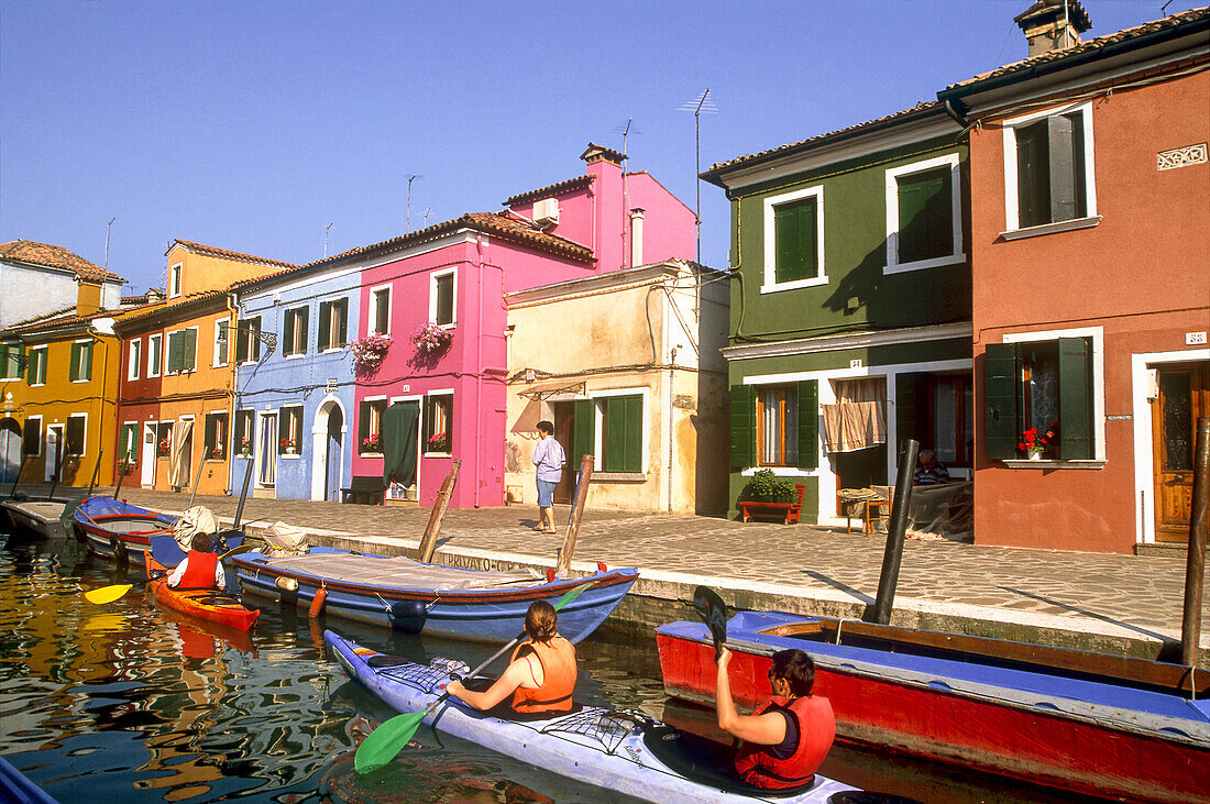 Kajakfahrt auf einem Kanal der Insel Burano, Venedig, UNESCO-Welterbe, Region Venetien, Italien, Europa