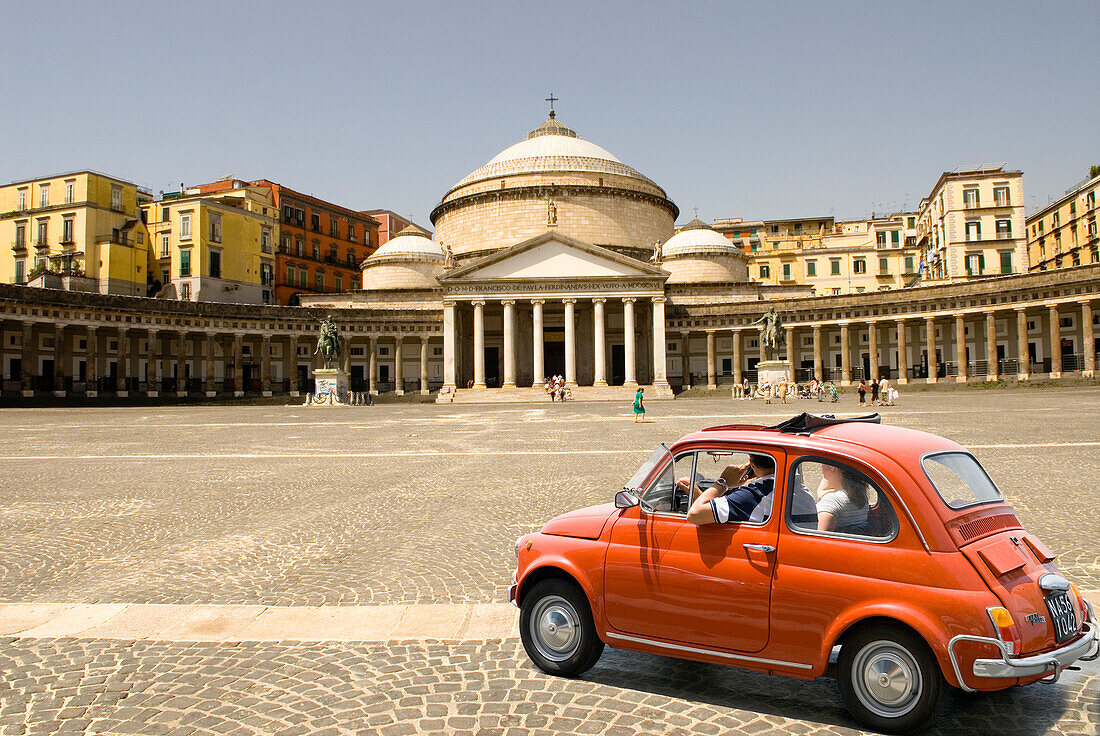 Der berühmte Fiat 500 vor der Basilika San Francesco di Paola, Plebiscito-Platz, Neapel, Region Kampanien, Italien, Europa