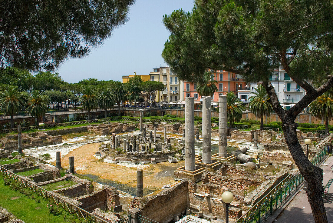 Das antike Macellum von Pozzuoli, ein Marktgebäude, das fälschlicherweise als Serapeum identifiziert wurde, als eine Serapis-Statue entdeckt wurde, Pozzuali, in der Nähe von Neapel, Kampanien, Italien, Europa