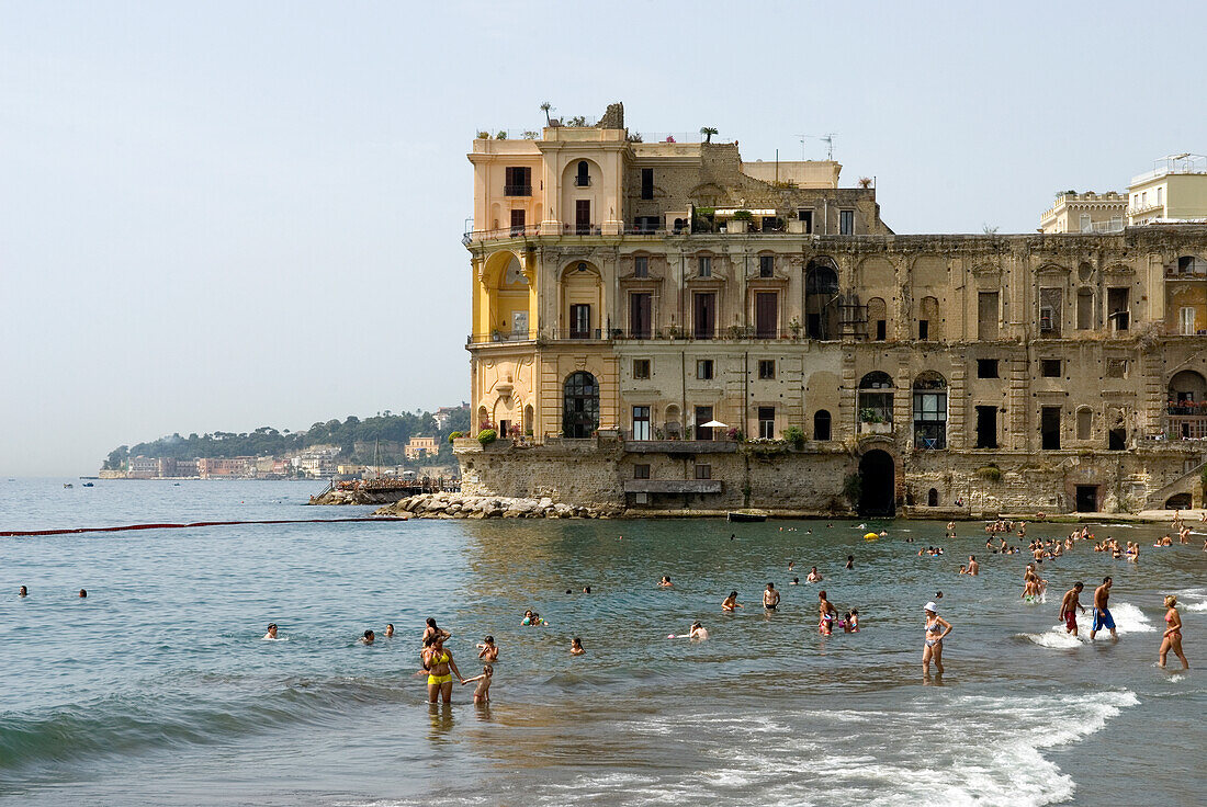 Der Strand von Posillipo und die Villa Donn'Anna, Neapel, Region Kampanien, Italien, Europa