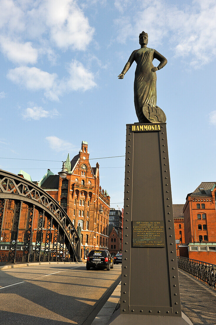 Brooksbrücke mit Hammonia-Statue, Stadtteil HafenCity, Hamburg, Deutschland, Europa