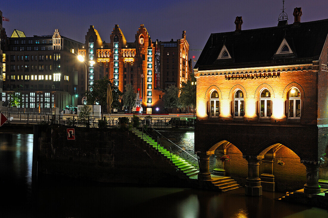 Cafe-Bistro Fleetschlösschen in der Speicherstadt bei Nacht, HafenCity, Hamburg, Deutschland, Europa