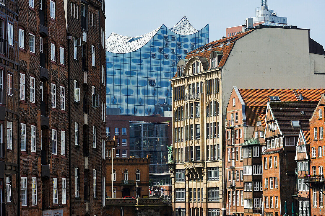 Blick über den Nikolaifleet-Kanal von der Holzbrücke mit der Elbphilharmonie im Hintergrund, Hamburg, Deutschland, Europa