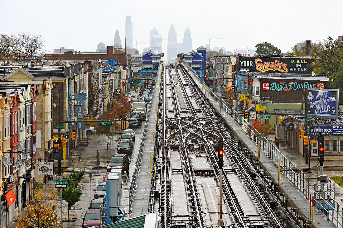 A Love Letter For You, Wandmalerei-Projekt von Steve Powers, eine Serie von 50 Wandmalereien auf den Dächern von 45th bis 63rd Street entlang des Market Street Korridors, Market/Frankford Elevated Railroad, Mural Arts Program, Philadelphia, Pennsylvania, Vereinigte Staaten von Amerika, Nordamerika