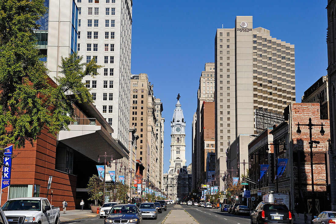 South Broad Street mit dem Rathaus im Hintergrund, Philadelphia, Commonwealth of Pennsylvania, Vereinigte Staaten von Amerika, Nordamerika