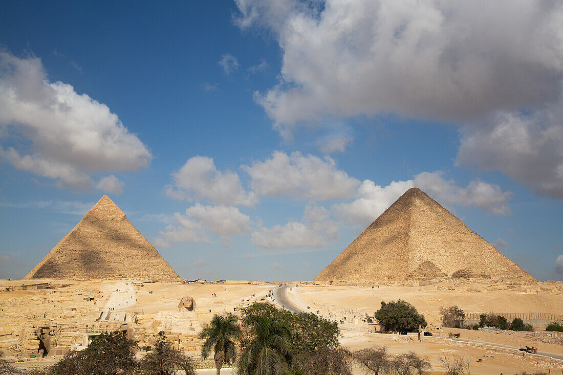 Chephren-Pyramide links, Cheops-Pyramide rechts, Pyramidenkomplex von Gizeh, UNESCO-Welterbe, Gizeh, Ägypten, Nordafrika, Afrika