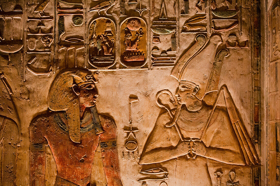 Pharao Seti I. links und Gott Osiris rechts, Basrelief, Grabmal des Seti I., KV17, Tal der Könige, Antikes Theben, UNESCO-Welterbe, Luxor, Ägypten, Nordafrika, Afrika