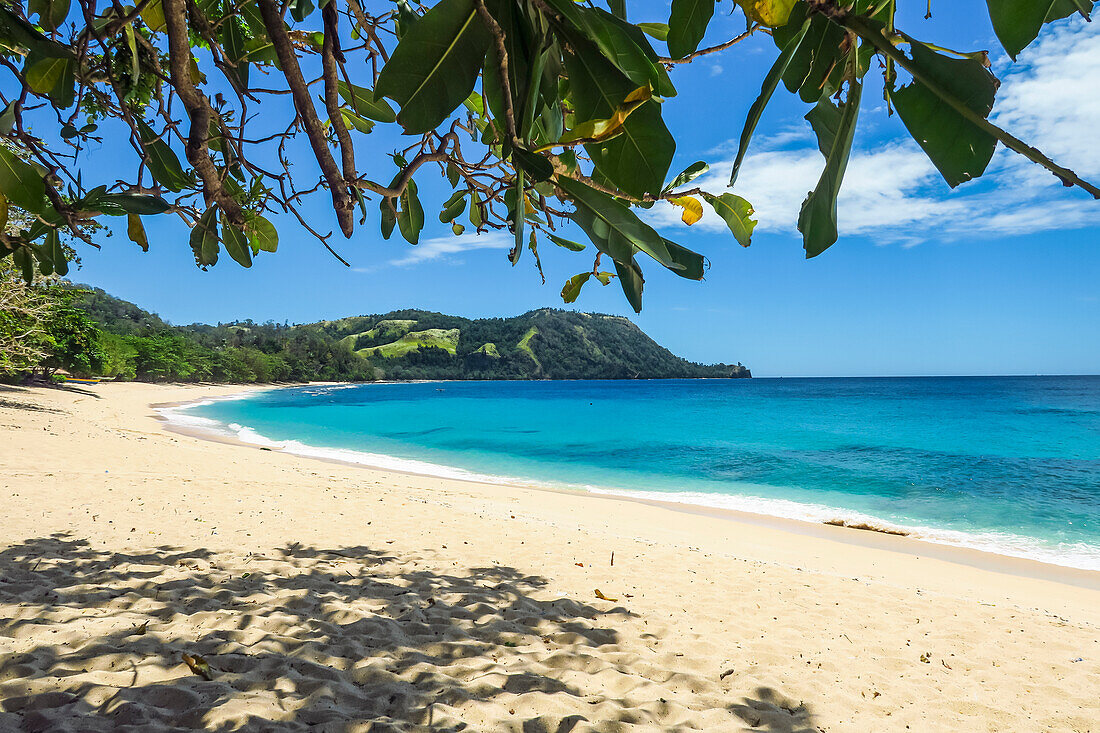 Kinunang weißer Sandstrand und die Landzunge im schönen Pulisan Resort, Pulisan, Minahasa Hochland, Nordsulawesi, Indonesien, Südostasien, Asien