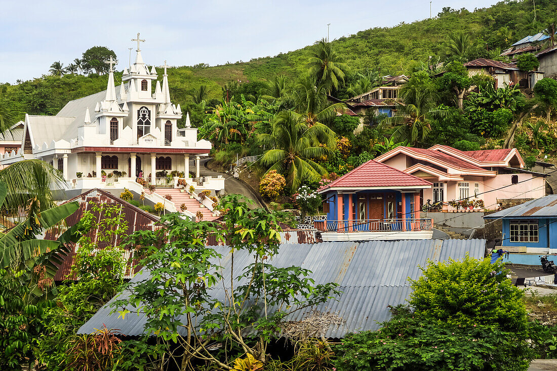 Verschnörkelte christliche Kirche im Dorf Taman Balirangeng an der Südostküste der Insel Siau, Siau, Sangihe-Inseln, Nordsulawesi, Indonesien, Südostasien, Asien