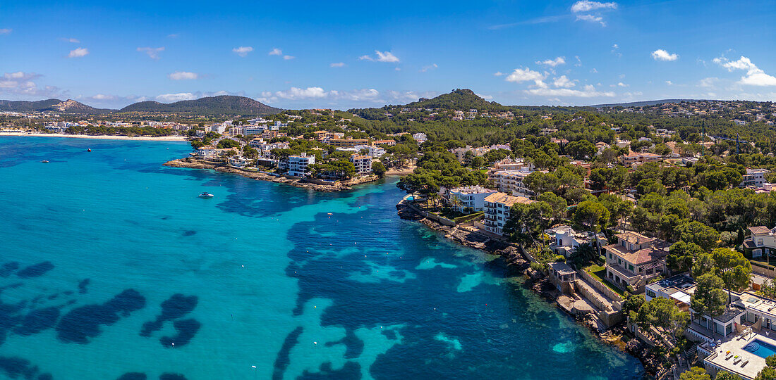 Luftaufnahme von türkisfarbenem Meer und Santa Ponsa, Mallorca, Balearen, Spanien, Mittelmeer, Europa