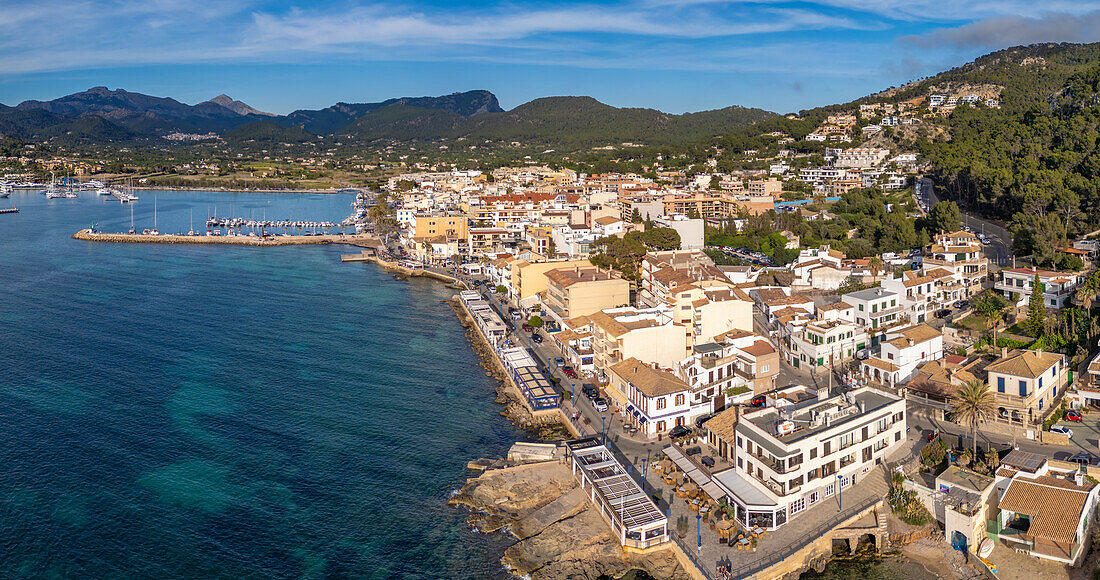 Luftaufnahme von türkisfarbenem Meer und Port d'Andratx, Mallorca, Balearen, Spanien, Mittelmeer, Europa