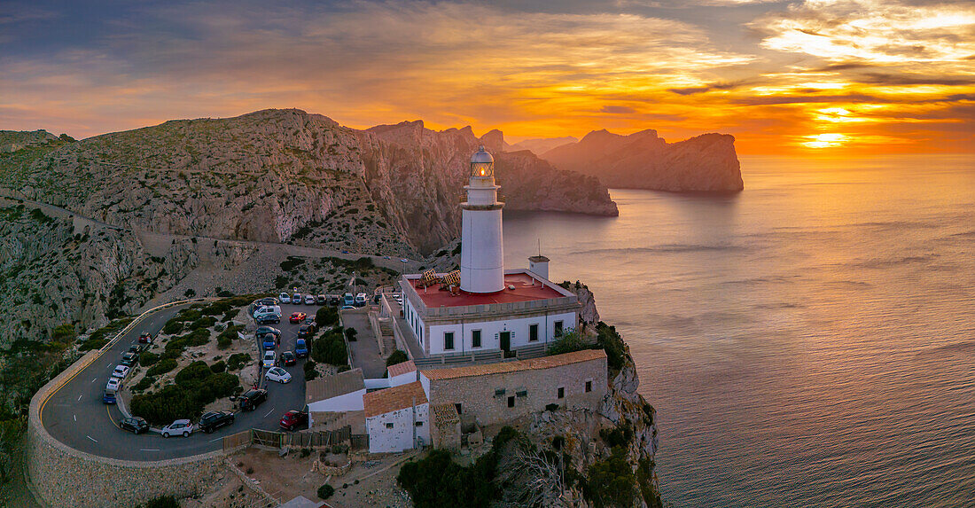 Luftaufnahme des Leuchtturms am Cap Formentor bei Sonnenuntergang, Mallorca, Balearen, Spanien, Mittelmeer, Europa