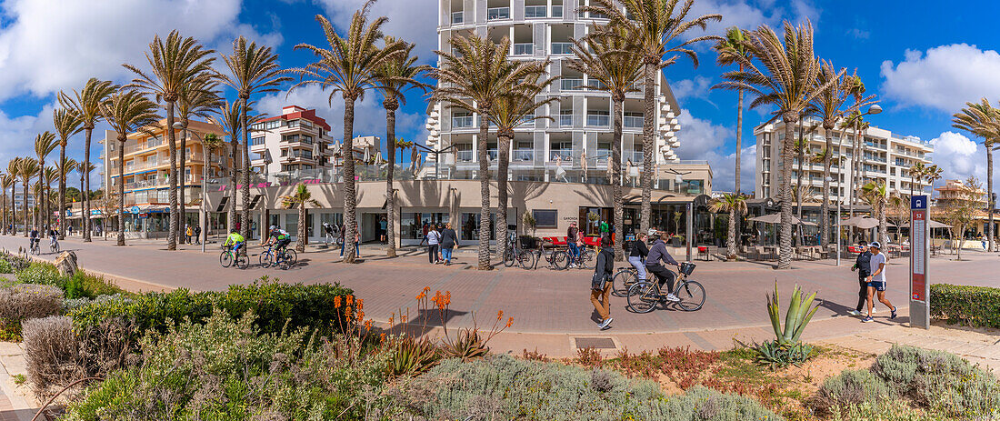 Blick auf Cafés und Bars an der Playa de Palma, S'Arenal, Palma, Mallorca, Balearische Inseln, Spanien, Mittelmeer, Europa