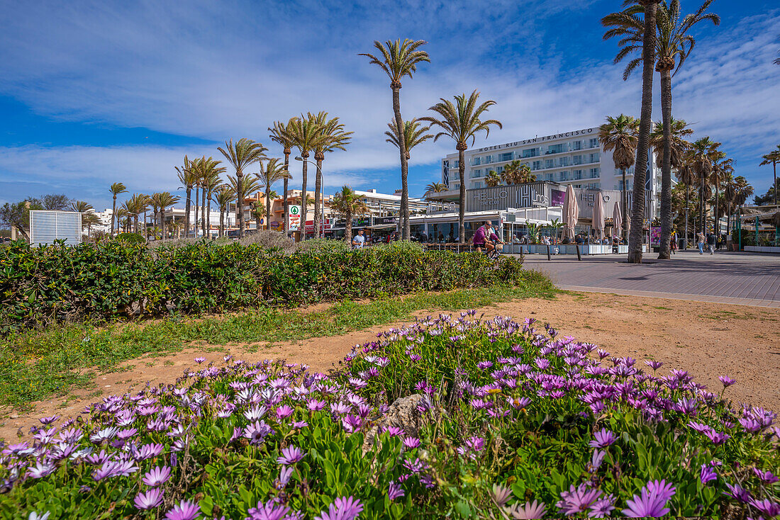 Blick auf Cafés und Bars an der Playa de Palma, S'Arenal, Palma, Mallorca, Balearische Inseln, Spanien, Mittelmeer, Europa