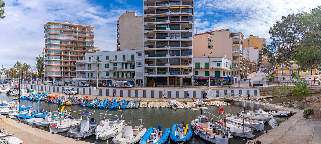 Blick auf Boote im Club Nautico S'Arenal, S'Arenal, Palma, Mallorca, Balearen, Spanien, Mittelmeer, Europa