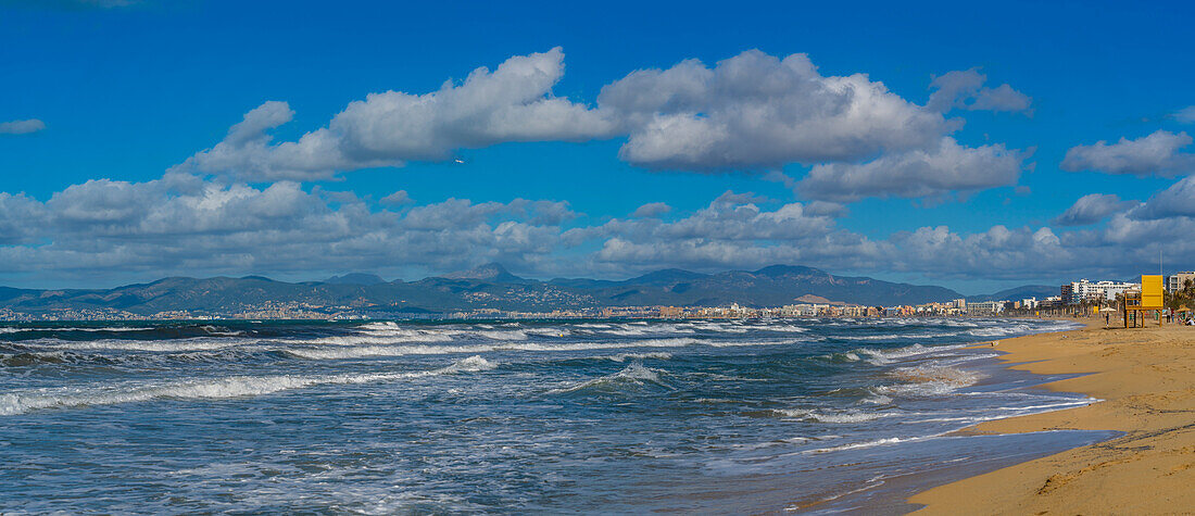 Blick auf Playa de Palma und Palma und Hügel im Hintergrund von S'Arenal, S'Arenal, Palma, Mallorca, Balearen, Spanien, Mittelmeer, Europa