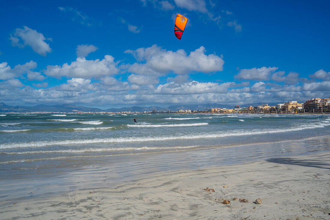 Blick auf das Windsurfen an der Playa de Palma und Palma und die Hügel im Hintergrund von S'Arenal, S'Arenal, Palma, Mallorca, Balearen, Spanien, Mittelmeer, Europa