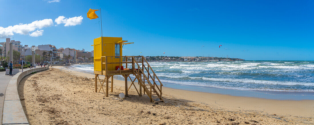 Blick auf Rettungsschwimmer-Wachturm an der Playa de Palma und S'Arenal, S'Arenal, Palma, Mallorca, Balearen, Spanien, Mittelmeer, Europa