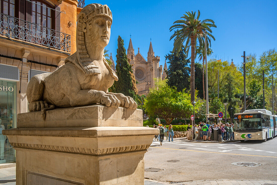 Blick auf Paseo del Borne Sphinx und BasA?lica de Santa Maria de Mallorca im Hintergrund, Palma de Mallorca, Mallorca, Balearen, Spanien, Mittelmeer, Europa