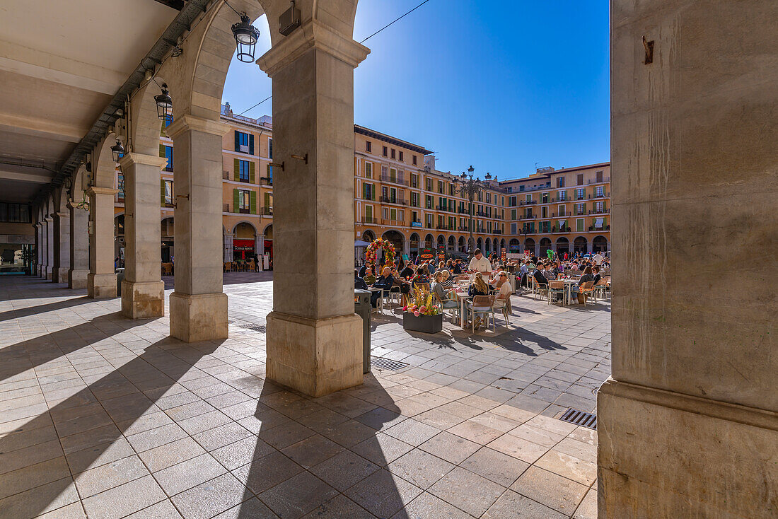 Blick auf Menschen, die auf dem Placa Mayor im Freien essen, Palma de Mallorca, Mallorca, Balearen, Spanien, Mittelmeer, Europa