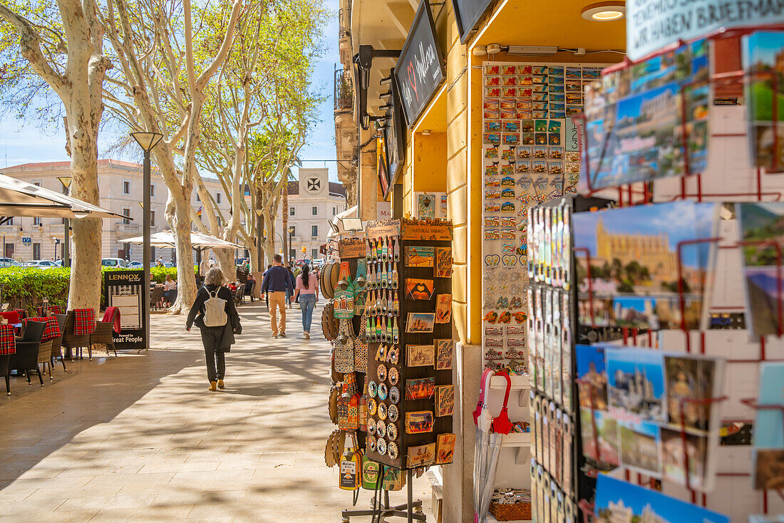 Blick auf Postkarten und Souvenirs in der Avenue d'Antoni Maura, Palma de Mallorca, Mallorca, Balearen, Spanien, Mittelmeer, Europa