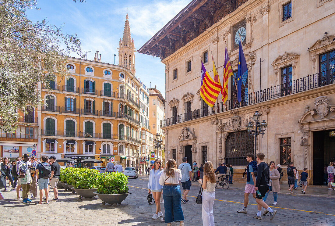 Blick auf das Rathaus am Placa de Cort, Palma de Mallorca, Mallorca, Balearen, Spanien, Mittelmeer, Europa