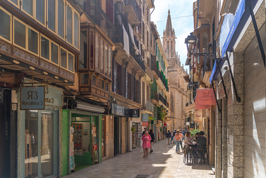 Blick auf Cafés, Geschäfte und Einkäufer in einer schmalen Straße, Palma de Mallorca, Mallorca, Balearen, Spanien, Mittelmeer, Europa