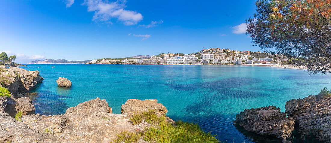 Blick auf felsige Küste am türkisfarbenen Meer und Santa Ponsa, Mallorca, Balearen, Spanien, Mittelmeer, Europa