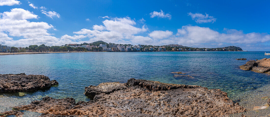 Blick auf felsige Küste am türkisfarbenen Meer und Santa Ponsa, Mallorca, Balearen, Spanien, Mittelmeer, Europa